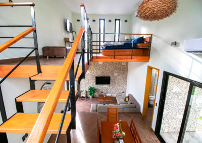 Villas Cozumel - Villa Violeta, lugar de hospedaje en Cozumel, escaleras, habitación, cama king size, tv, Cozumel