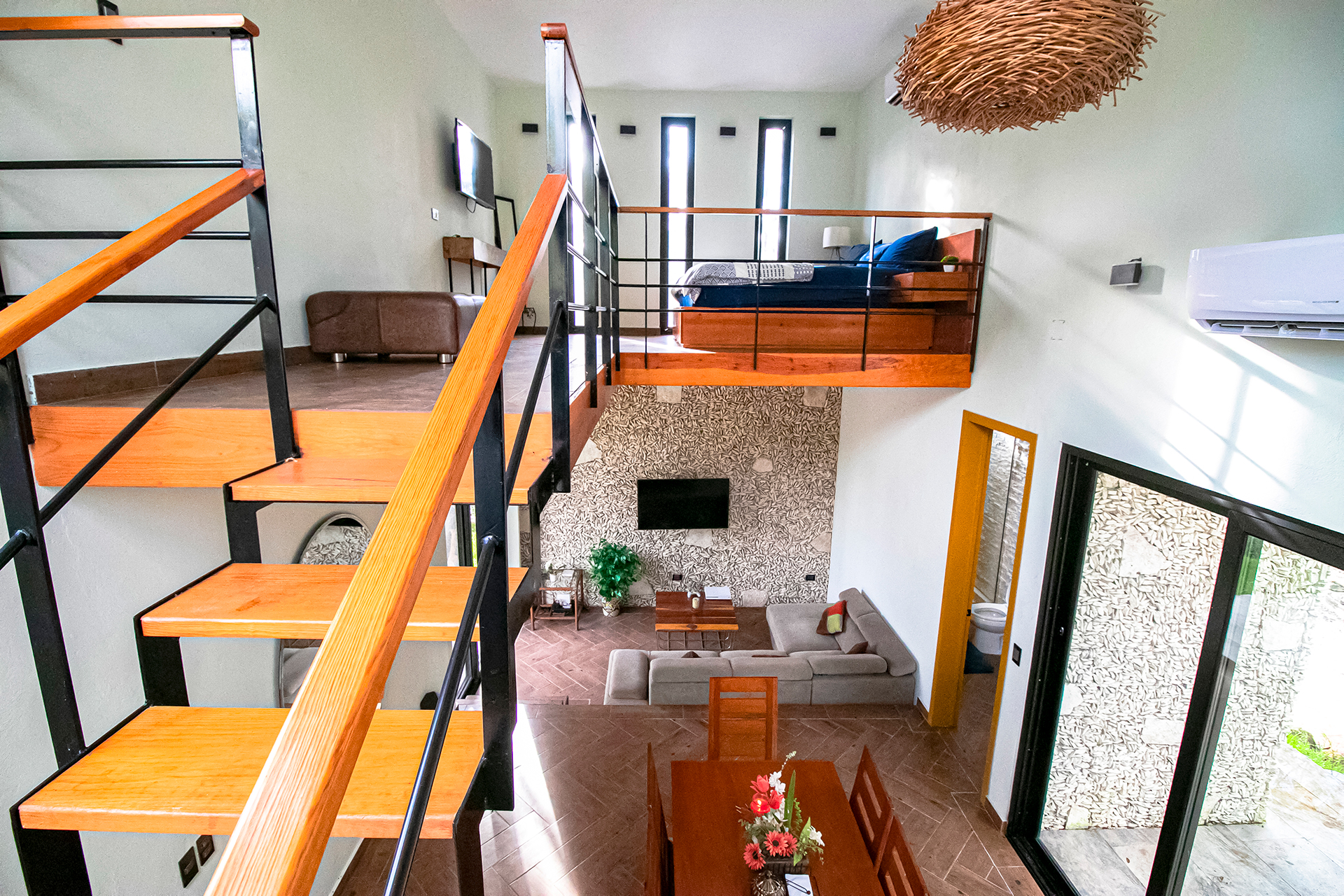 Villa Violeta, lugar de hospedaje en Cozumel, escaleras, habitación, cama king size, tv, Cozumel