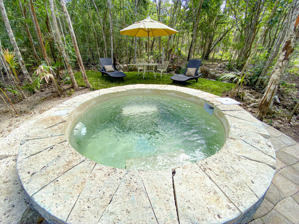Villa Jaguar, alojamiento, exterior, jacuzzi, naturaleza, relajamiento, camastros al fondo, Cozumel