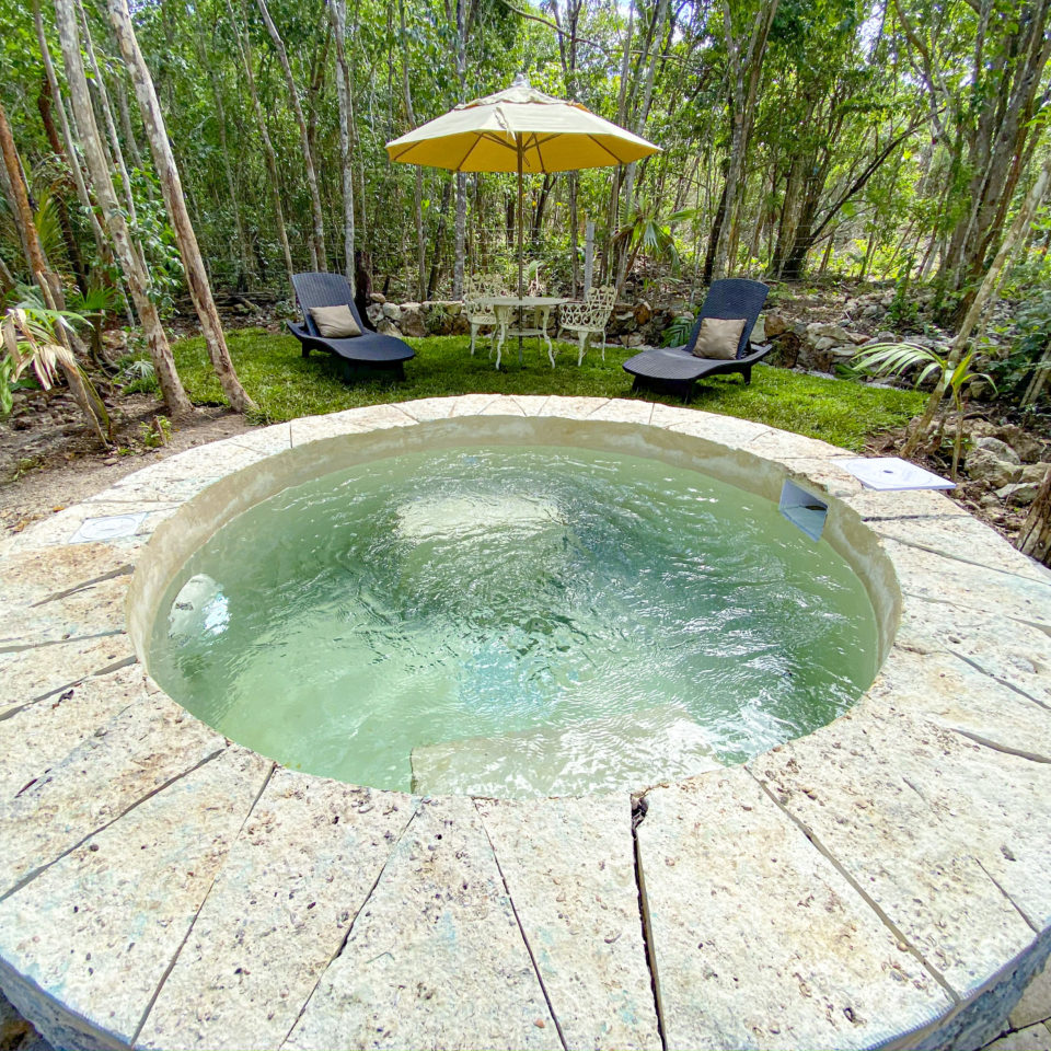 Villas Cozumel - Villa Jaguar, alojamiento, exterior, jacuzzi, naturaleza, relajamiento, camastros al fondo, Cozumel