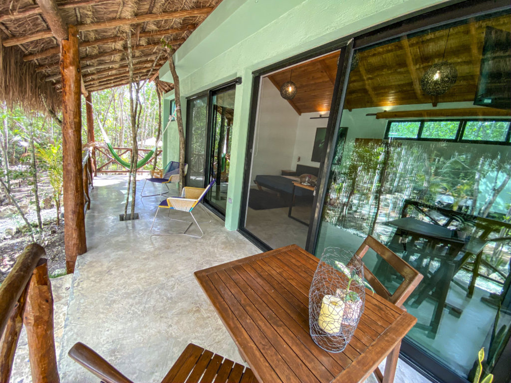 Villa Jaguar, alojamiento en Cozumel, exterior, naturaleza, balcón, rústico, sillas, hamaca
