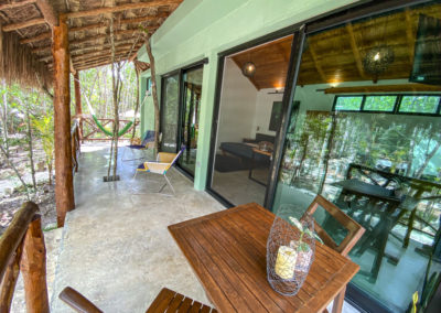 Villa Jaguar, alojamiento en Cozumel, exterior, naturaleza, balcón, rústico, sillas, hamaca, Cozumel